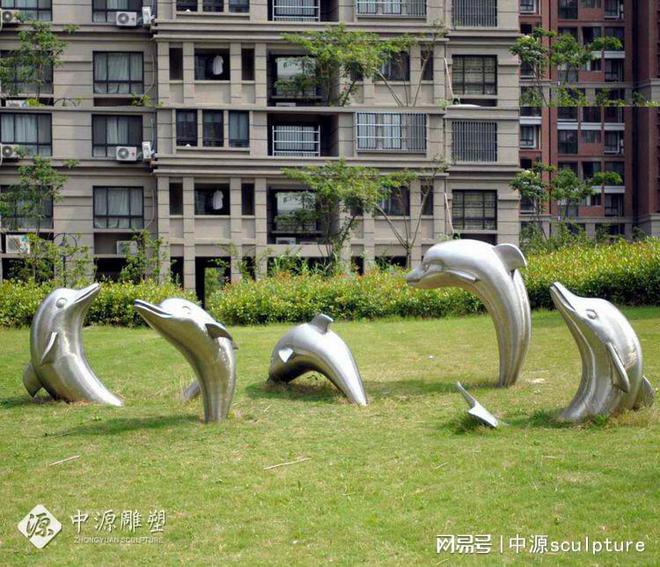 emc易倍在城市中尽情漫步海洋与不锈钢海豚雕塑共享自然之美(图2)