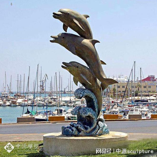 emc易倍在城市中尽情漫步海洋与不锈钢海豚雕塑共享自然之美(图3)