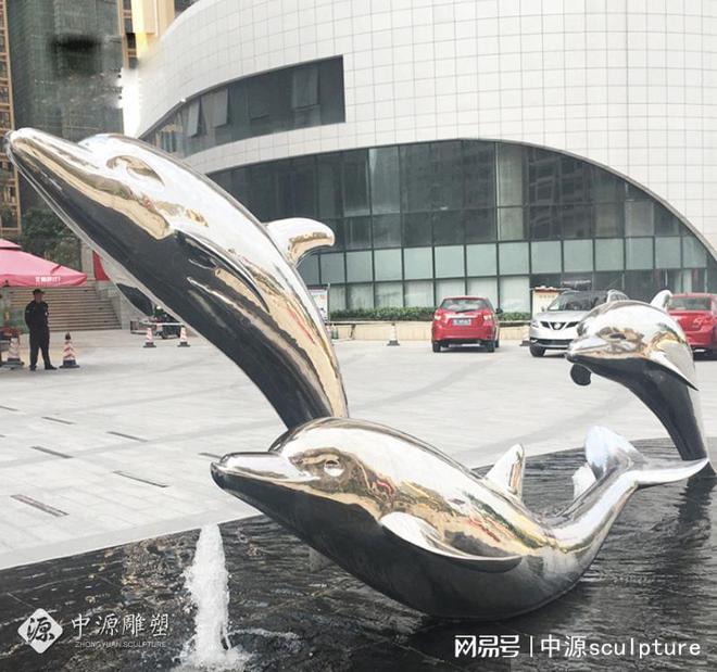 emc易倍在城市中尽情漫步海洋与不锈钢海豚雕塑共享自然之美(图5)